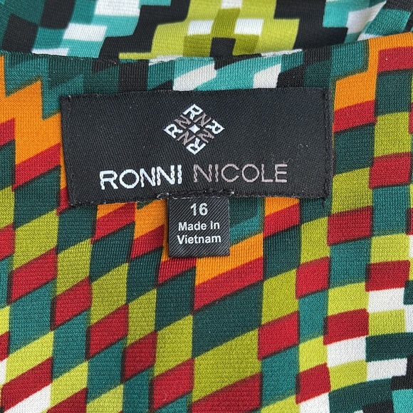 Geometric Design Pleated Dress - Picture 6 of 8